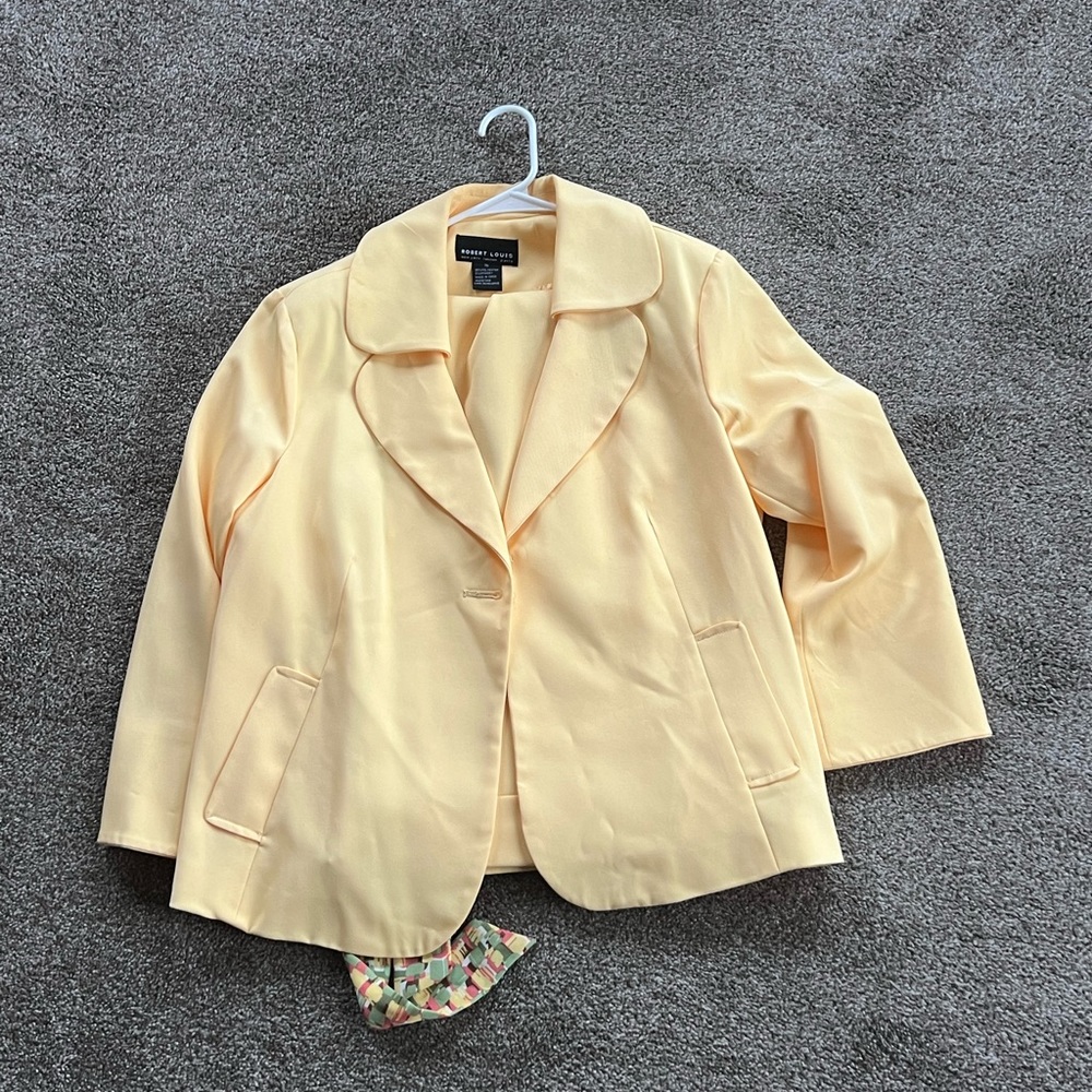 Robert Louis Yellow Suit Size 16‎